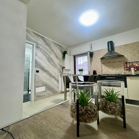 Casa Alessio - Elegante Appartamento Nel Cuore Di Cesano Maderno Luaran gambar