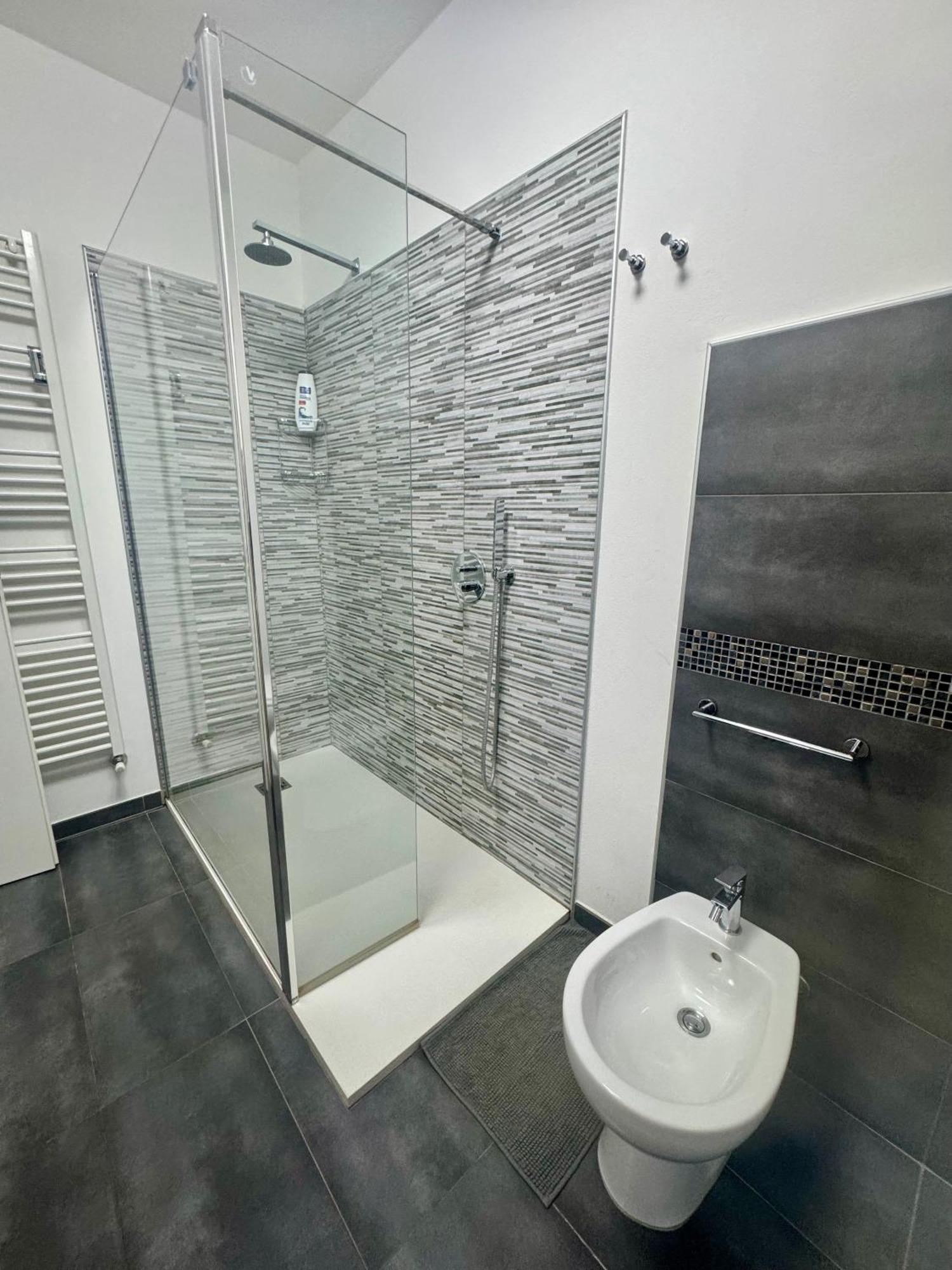 Casa Alessio - Elegante Appartamento Nel Cuore Di Cesano Maderno Luaran gambar