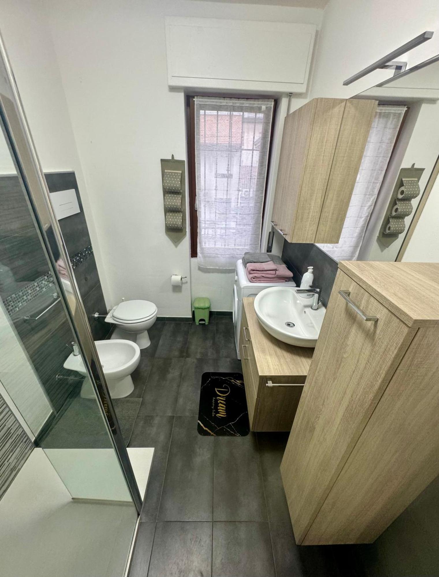 Casa Alessio - Elegante Appartamento Nel Cuore Di Cesano Maderno Luaran gambar