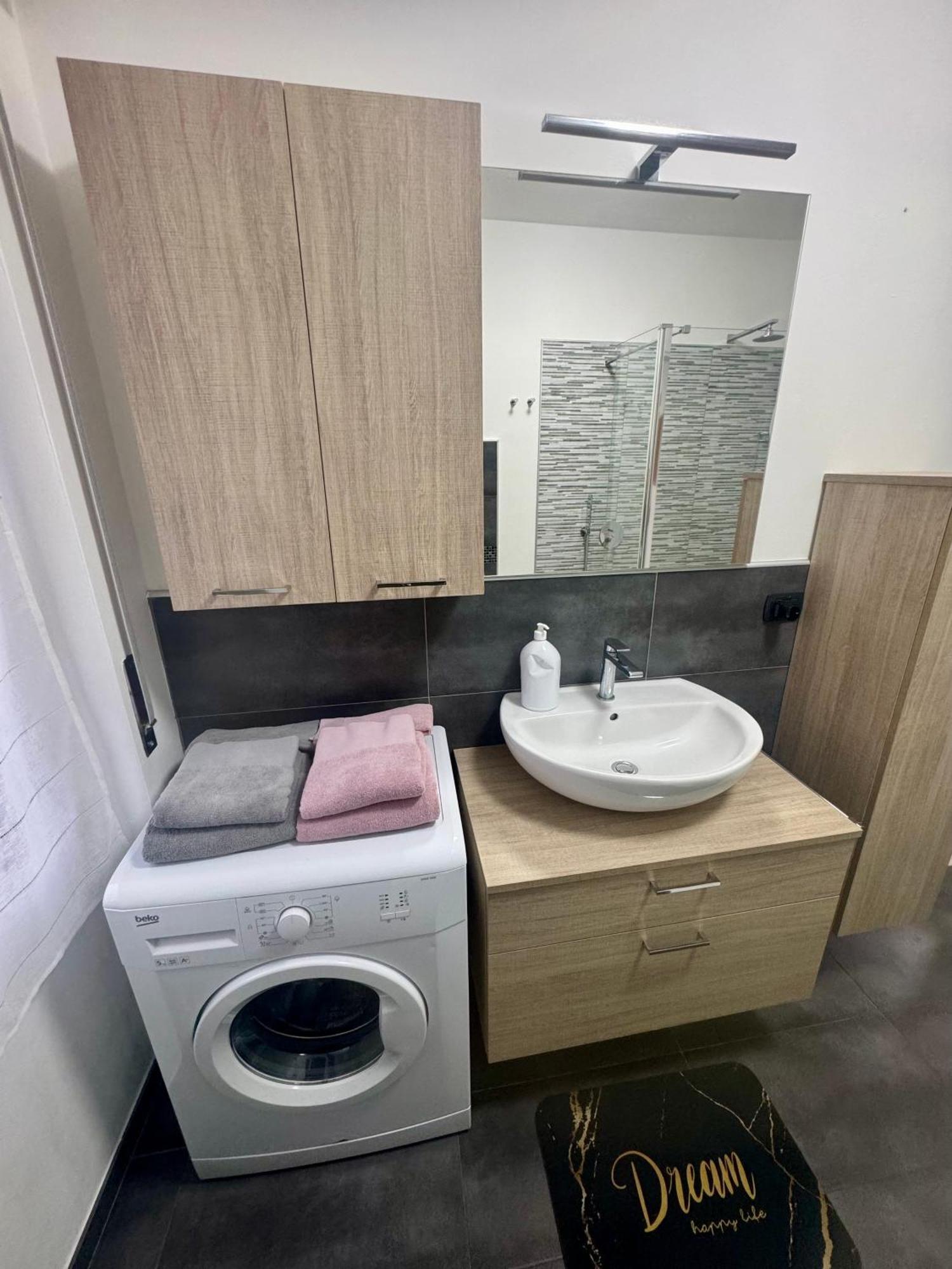 Casa Alessio - Elegante Appartamento Nel Cuore Di Cesano Maderno Luaran gambar