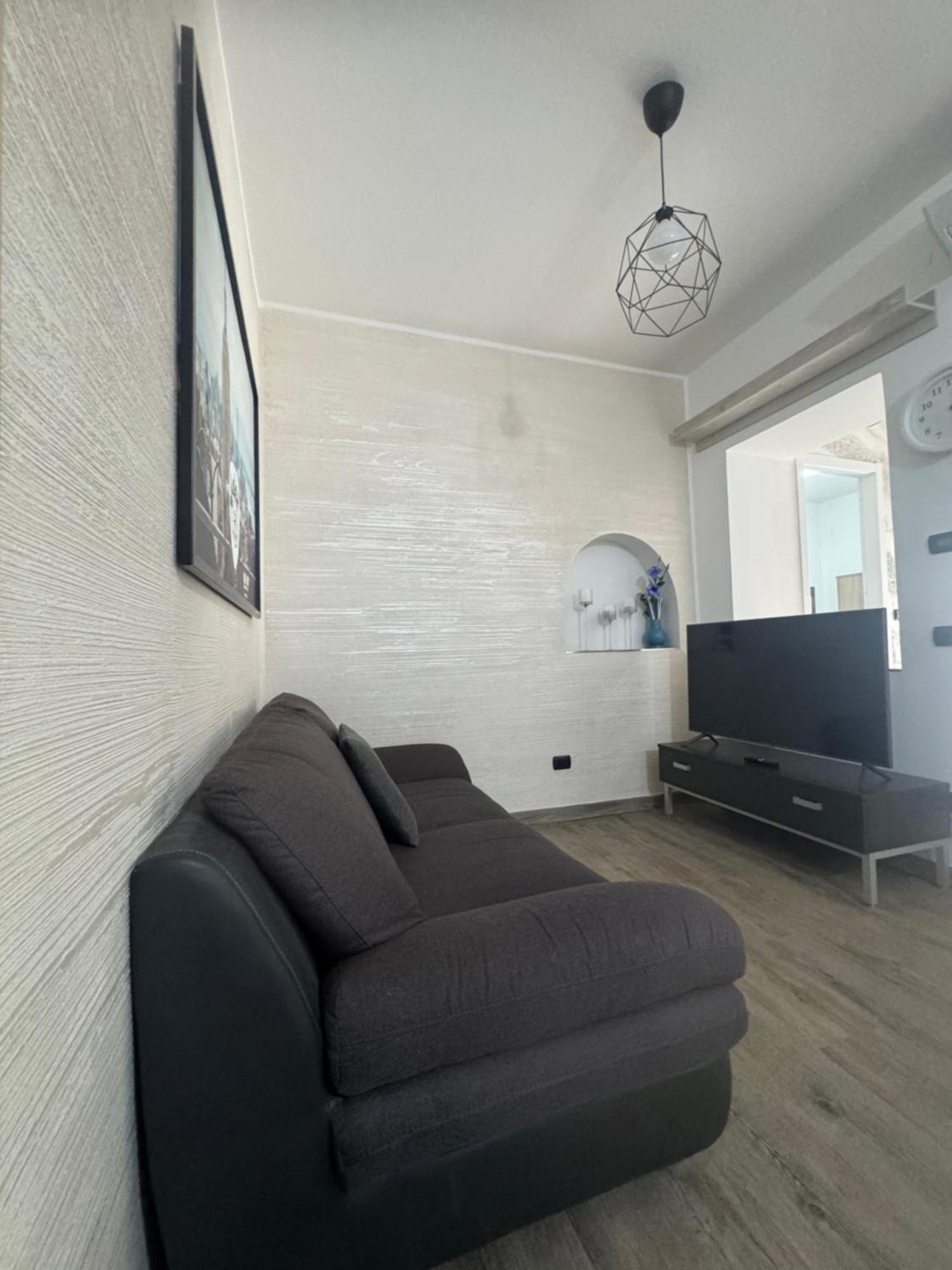 Casa Alessio - Elegante Appartamento Nel Cuore Di Cesano Maderno Luaran gambar